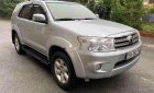 Toyota Fortuner 2011 - Bán Toyota Fortuner 2.5GMT đời 2011, màu bạc số sàn