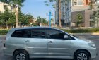 Toyota Innova   2.0E  2015 - Bán ô tô Toyota Innova 2.0E đời 2015, màu bạc xe gia đình, giá chỉ 399 triệu