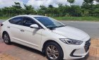Hyundai Elantra  1.6AT  2018 - Cần bán lại xe Hyundai Elantra 1.6AT đời 2018, màu trắng, giá chỉ 535 triệu