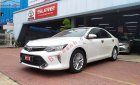 Toyota Camry   2.0E 2019 - Cần bán gấp Toyota Camry 2.0E sản xuất 2019, màu trắng 