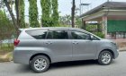 Toyota Innova 2.0E 2017 - Cần bán Toyota Innova 2.0E năm 2017, màu bạc như mới, giá 505tr