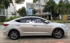 Hyundai Elantra  1.6 AT 2018 - Cần bán lại xe Hyundai Elantra 1.6 AT 2018, màu bạc giá cạnh tranh