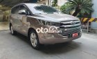 Toyota Innova   V AT 2017 - Cần bán lại xe Toyota Innova V AT năm 2017, màu xám, 690tr