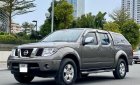 Nissan Navara LE 2.5MT 2013 - Cần bán gấp Nissan Navara LE 2.5MT năm 2013, màu nâu giá cạnh tranh