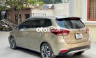 Kia Rondo 2017 - Cần bán xe Kia Rondo năm 2017, màu vàng cát