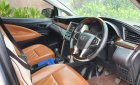 Toyota Innova 2016 - Cần bán lại xe Toyota Innova 2.0E sản xuất năm 2016, màu bạc xe gia đình