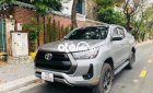 Toyota Hilux 2020 - Bán Toyota Hilux E năm sản xuất 2020, màu bạc còn mới  