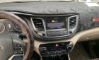 Cần bán Hyundai Tucson Xăng đời 2017, màu vàng