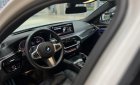BMW 530i 2022 - Xe màu trắng