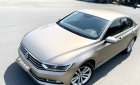 Volkswagen Passat 2017 - Máy 1.8 Turbo ít hao xăng 100km/8 lít, màu vàng cát, full cao cấp nhất đủ đồ