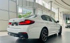 BMW 520i 2022 - Ưu đãi 118tr, ưu đãi tiền mặt hấp dẫn, kèm bộ quà tặng cùng phụ kiện full theo xe