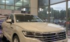 Volkswagen Touareg luxury 2023 - màu trắng sang trọng, đẹp mắt, xe nhập khẩu nguyên chiếc, tặng voucher phụ kiện 200 triệu ++ 0% lãi suấ