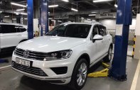 Volkswagen Touareg SUV 2017 - Cần bán Volkswagen Touareg 2017, trắng ngọc trinh, còn mới tinh không lầm lỗi, Odo 6200Km, full options giá 2 tỷ 100 tr tại Tp.HCM