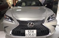 Lexus ES ES250 2018 - Bán Lexus ES 250 sx 2018 đăng ký 2019 màu vàng bạch kim, xe đi đúng 1.700km, bảo hiểm 2 chiều bao kiểm tra tại hãng giá 1 tỷ 580 tr tại Tp.HCM