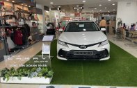 Cần bán Toyota Camry 2.0Q sản xuất 2022, màu trắng, xe nhập giá 1 tỷ 167 tr tại Tp.HCM