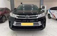 Toyota Highlander LE 2017 - Toyota Highlander LE sản xuất năm 2017 đăng ký 2019 tên cty có VAT. Xe đi hơn 2 vạn mile rất mới. Dàn lốp còn theo xe rấ giá 1 tỷ 330 tr tại Hà Nội