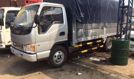 Xe tải 2500kg 2016 - Giá bán xe tải JAC 2,4 tấn thùng 3m7 sắt xi, thùng kín, thùng bạt vô được thành phố