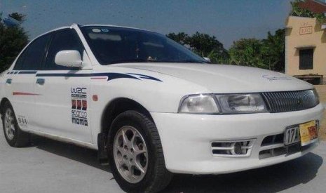 Mitsubishi Lancer  MT 2002 - Cần bán gấp Mitsubishi Lancer MT đời 2002, màu trắng số sàn, 175tr