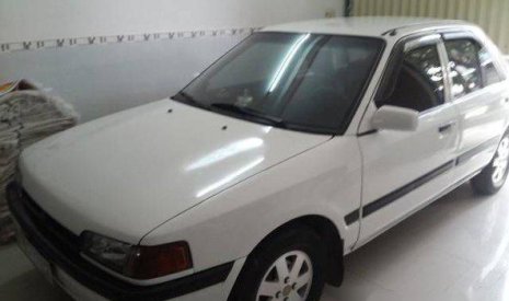 Mazda 323 MT 1995 - Cần bán gấp Mazda 323 1995, màu trắng số sàn, giá chỉ 90 triệu
