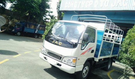 Xe tải 2500kg 2017 - Bán xe tải Jac 2T4 màu trắng, khuyến mãi phí trước bạ