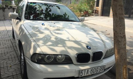 BMW 5 Series 525i 2002 - Cần bán BMW 5 Series 525i năm sản xuất 2002, màu trắng, xe nhập số tự động, giá tốt