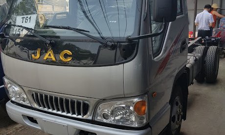 Xe tải 2500kg JAC 2018 - Bán xe tải Jac 2T4 đời 2017, trả trước 30tr có xe, giá cực rẻ