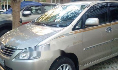 Toyota Innova 2014 - Bán ô tô Toyota Innova năm sản xuất 2014, màu bạc