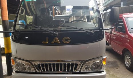 2017 - Bán xe tải JAC 2T4 mới, thùng dài 3m7 giá tốt