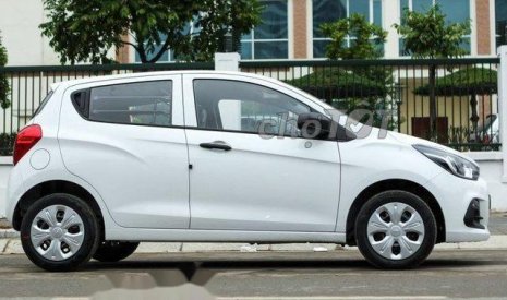 Chevrolet Spark 2016 - Cần bán lại xe Chevrolet Spark sản xuất 2016, màu trắng