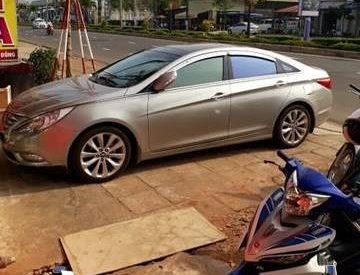 Hyundai Sonata 2010 - Bán xe Hyundai Sonata đời 2010, màu bạc