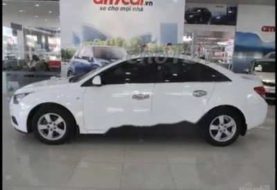 Chevrolet Cruze 2015 - Cần bán gấp Chevrolet Cruze sản xuất 2015, màu trắng xe gia đình, giá chỉ 380 triệu