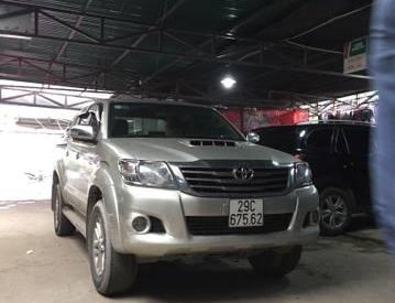 Toyota Hilux 2013 - Cần bán xe Toyota Hilux năm sản xuất 2013, màu bạc, 495 triệu