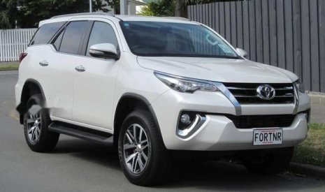 Toyota Fortuner 2017 - Bán Toyota Fortuner đời 2017, màu trắng  