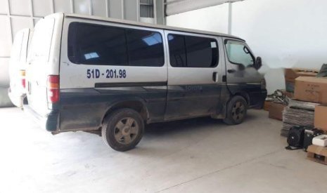 Toyota Hiace 2004 - Cần bán Toyota Hiace sản xuất 2004, màu bạc