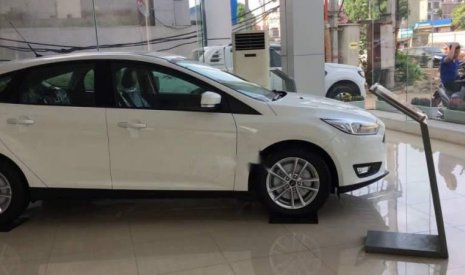 Ford Focus 2018 - Cần bán Ford Focus đời 2018, màu trắng, giá chỉ 610 triệu