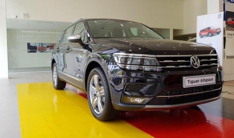 Volkswagen Tiguan 2018 - Bán ô tô 7 chỗ ngon hơn Mercedes-Benz C class sx năm 2018, đủ màu nhập khẩu Đức