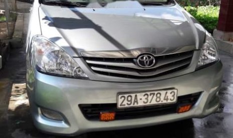 Toyota Innova 2011 - Bán Toyota Innova sản xuất năm 2011, màu bạc, giá chỉ 400 triệu