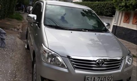 Toyota Innova 2014 - Bán Toyota Innova sản xuất năm 2014, màu bạc xe gia đình