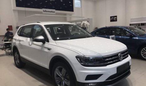 Volkswagen Tiguan 2018 - Cần bán Volkswagen Tiguan đời 2018, màu trắng, nhập khẩu nguyên chiếc