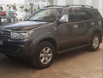 Toyota Fortuner 2010 - Cần bán lại xe Toyota Fortuner đời 2010, màu xám còn mới, giá 660tr