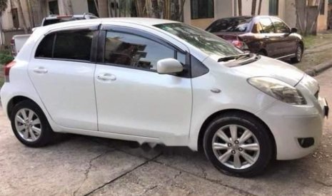 Toyota Yaris 2010 - Bán Toyota Yaris sản xuất 2010, màu trắng, xe nhập ít sử dụng