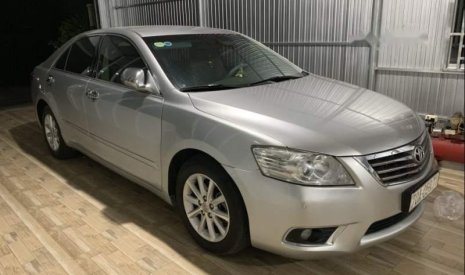 Toyota Camry 2010 - Bán Toyota Camry sản xuất 2010, màu bạc xe gia đình giá cạnh tranh