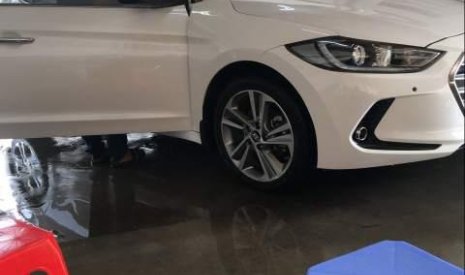 Hyundai Elantra   2017 - Cần bán lại xe Hyundai Elantra Sx 8/2017, bảo dưỡng định kỳ tại hãng