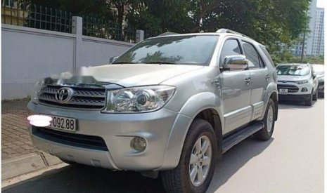 Toyota Fortuner   V AT  2010 - Bán xe Toyota Fortuner V AT 2010, màu bạc, chính chủ