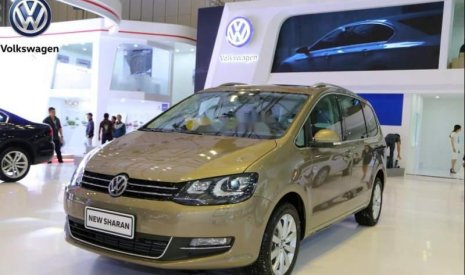 Volkswagen Sharan   2017 - Bán Volkswagen Sharan đời 2017, màu vàng, nhập khẩu 