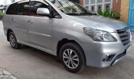 Toyota Innova E 2015 - Chính chủ bán Toyota Innova E 2015, màu bạc số sàn