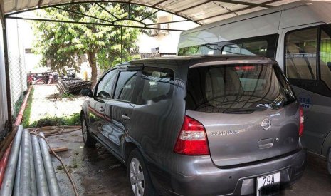 Nissan Grand livina 2010 - Bán xe Nissan Grand livina năm sản xuất 2010, màu xám  