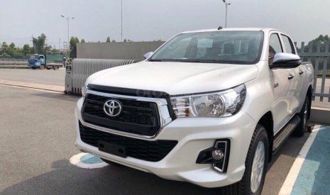 Toyota Hilux 2019 - Hỗ trợ trả góp 80% - Miễn phí bảo hành - Trả trước 160 triệu, Toyota Hilux 2.4E MT đời 2019, màu trắng