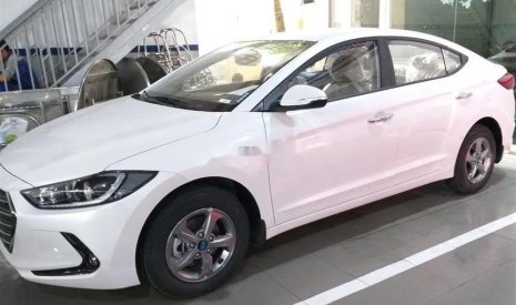 Hyundai Elantra MT 2018 - Cần bán gấp Hyundai Elantra MT năm sản xuất 2018, màu trắng, nhập khẩu, giá tốt