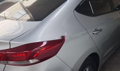 Hyundai Elantra 2018 - Bán ô tô Hyundai Elantra sản xuất 2018, màu bạc, 500tr